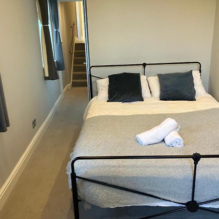 Апартаменти Splendid 2 Bed Flat With Private Terrace In Wimbledon - 2 The Queens Лондон Екстер'єр фото