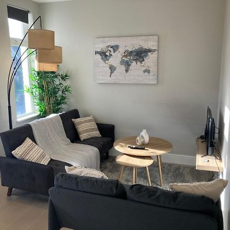 Апартаменти Splendid 2 Bed Flat With Private Terrace In Wimbledon - 2 The Queens Лондон Екстер'єр фото