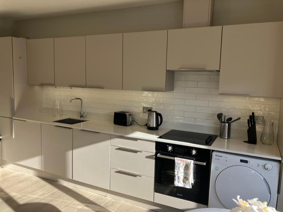 Апартаменти Splendid 2 Bed Flat With Private Terrace In Wimbledon - 2 The Queens Лондон Екстер'єр фото