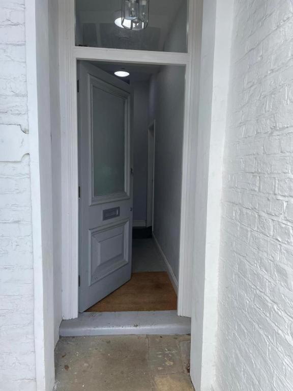 Апартаменти Splendid 2 Bed Flat With Private Terrace In Wimbledon - 2 The Queens Лондон Екстер'єр фото