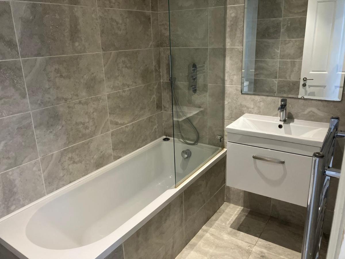 Апартаменти Splendid 2 Bed Flat With Private Terrace In Wimbledon - 2 The Queens Лондон Екстер'єр фото