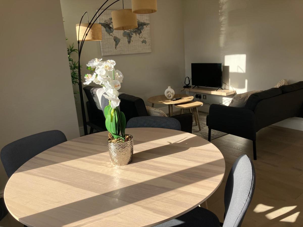 Апартаменти Splendid 2 Bed Flat With Private Terrace In Wimbledon - 2 The Queens Лондон Екстер'єр фото