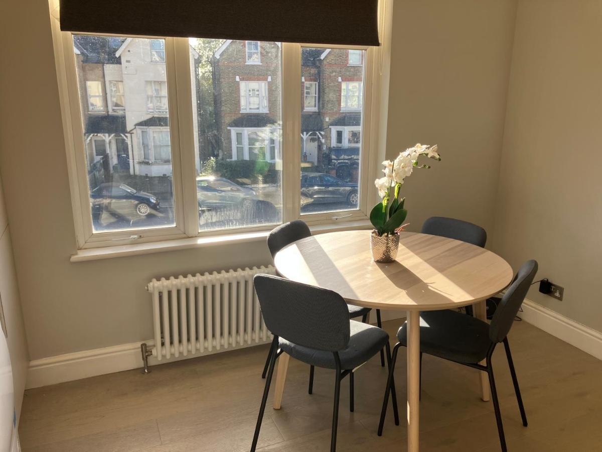 Апартаменти Splendid 2 Bed Flat With Private Terrace In Wimbledon - 2 The Queens Лондон Екстер'єр фото