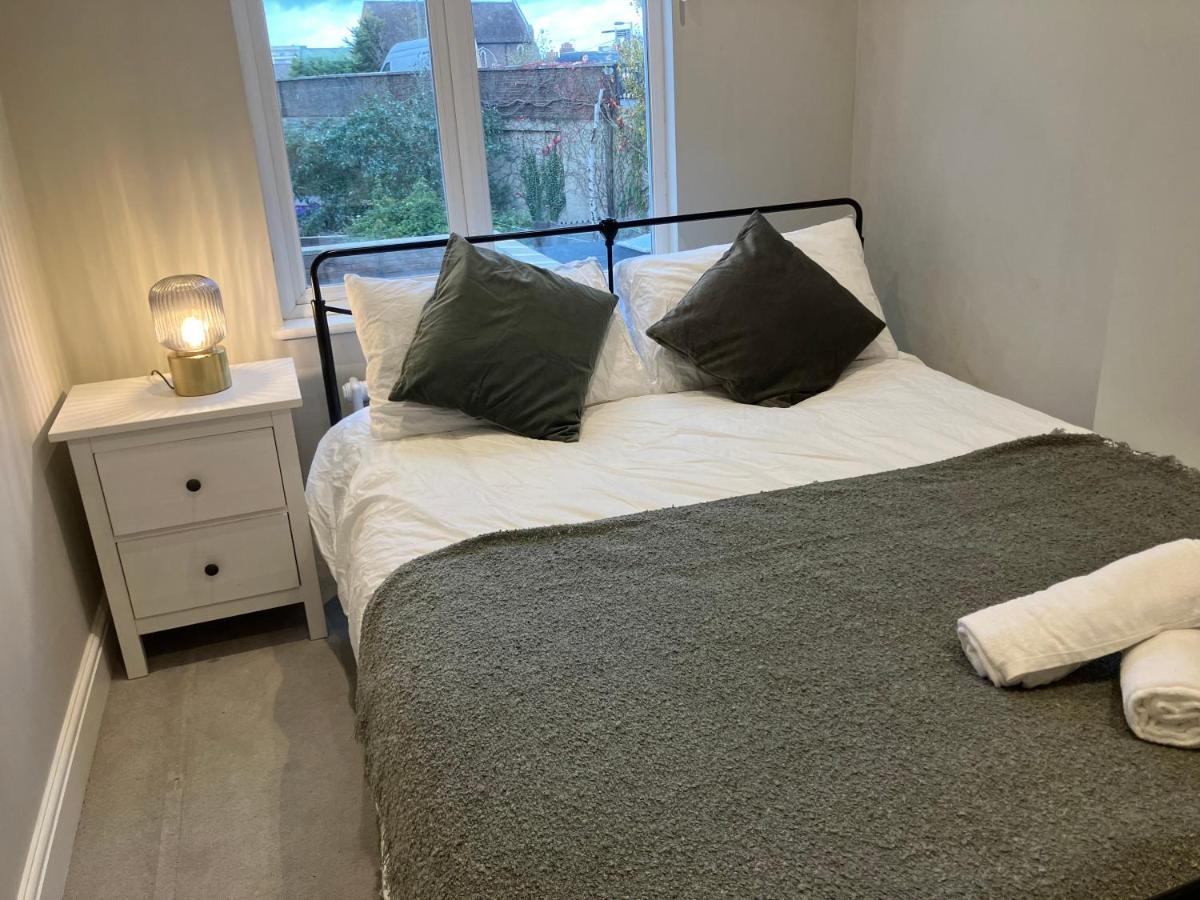 Апартаменти Splendid 2 Bed Flat With Private Terrace In Wimbledon - 2 The Queens Лондон Екстер'єр фото